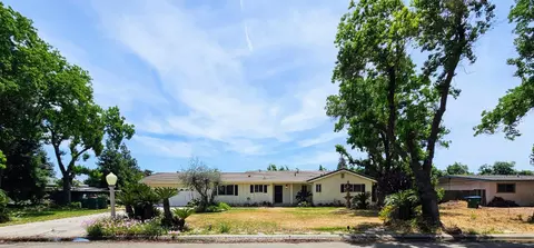 5850 E Parkside Dr, Fresno, CA 93727