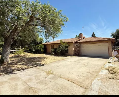 537 N Granada Dr, Madera, CA 93637