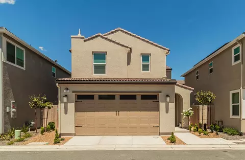 1123 Vanguard Way W, Madera, CA 93636