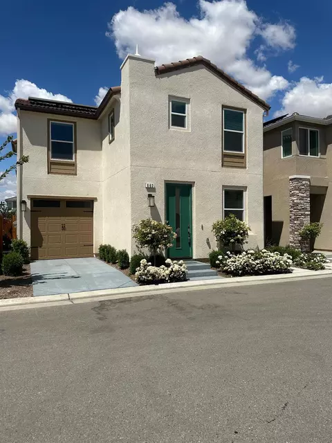 663 Farmhouse Ln, Clovis, CA 93619