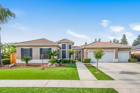 677 W Omaha Ave, Clovis, CA 93619