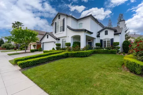 10717 N Bunkerhill Dr, Fresno, CA 93730