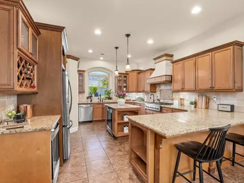 541 W Warwick Ave, Clovis, CA 93619