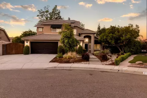 2176 E Pinehurst Ave, Fresno, CA 93730