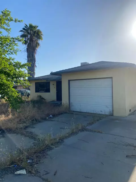 1517 N Lake St, Madera, CA 93638