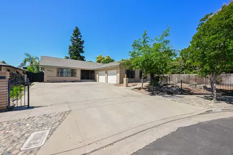 1911 W Simpson Ave, Fresno, CA 93705