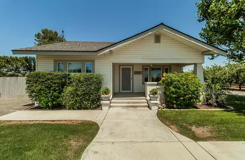12890 E Kamm Ave, Kingsburg, CA 93631