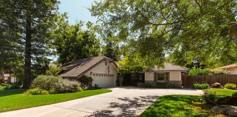 499 E Braddock Dr, Fresno, CA 93720