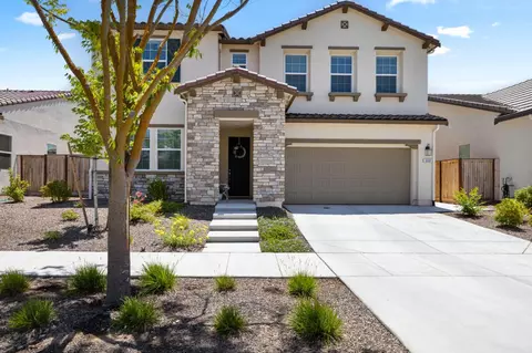 560 Overstone Ave, Madera, CA 93636
