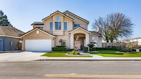 697 E Omaha Ave, Fresno, CA 93720