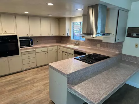 5655 N Poplar Ave, Fresno, CA 93704