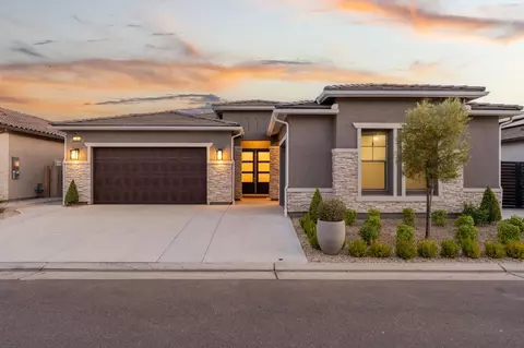 2583 E Via Sofia Dr, Fresno, CA 93730