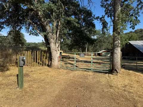 32101 E Trimmer Springs Rd, Sanger, CA 93657