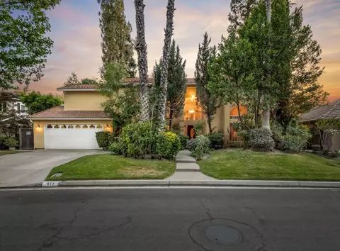 811 E Country View Cir, Fresno, CA 93730
