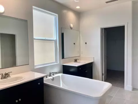Bath - 817 Discovery Rd S, Madera, CA 93636 photo 1 of 2