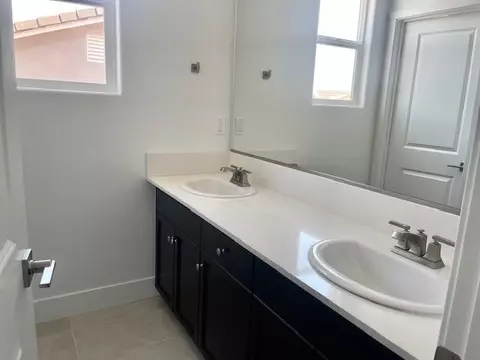 Bath - 817 Discovery Rd S, Madera, CA 93636 photo 2 of 2