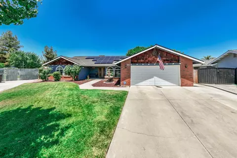 896 Willowood Ct, Hanford, CA 93230