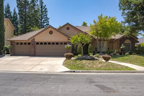 809 E Country View Cir, Fresno, CA 93730