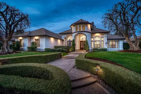 3266 E Via Montiano Ave, Clovis, CA 93619