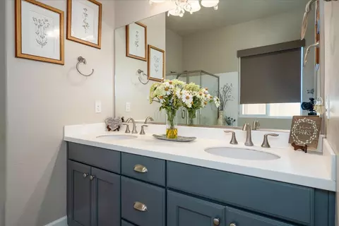 Bath - 602 Pinnacle Dr W, Madera, CA 93636 photo 2 of 4