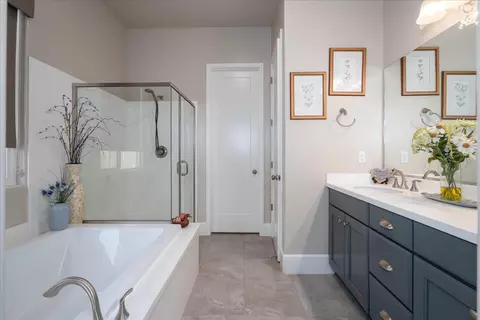 Bath - 602 Pinnacle Dr W, Madera, CA 93636 photo 1 of 4