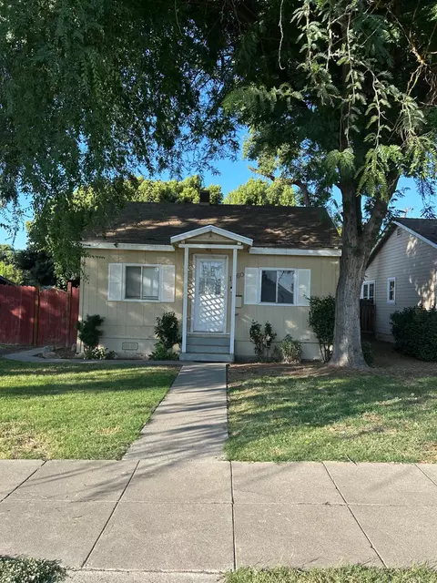 1360 Lincoln St, Kingsburg, CA 93631
