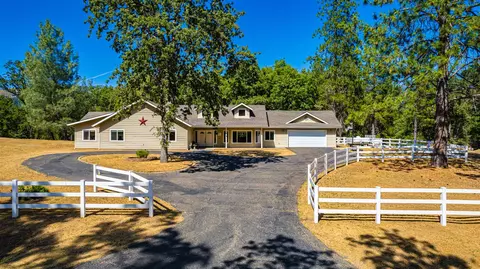 5700 Glacier Point Dr, Mariposa, CA 95338