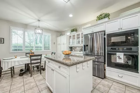 Kitchen - 4626 N Arrow Ridge Way, Clovis, CA 93619 photo 7 of 9
