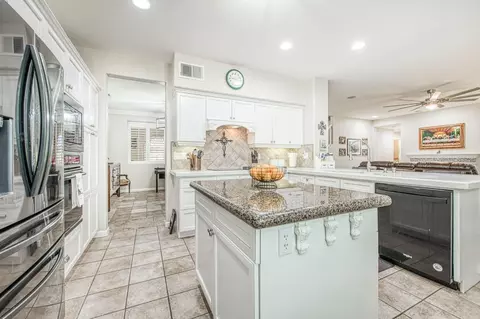 Kitchen - 4626 N Arrow Ridge Way, Clovis, CA 93619 photo 5 of 9