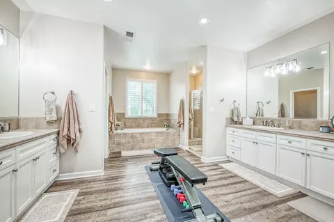 Bath - 4626 N Arrow Ridge Way, Clovis, CA 93619 photo 3 of 4
