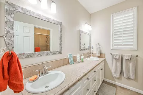 Bath - 4626 N Arrow Ridge Way, Clovis, CA 93619 photo 2 of 4