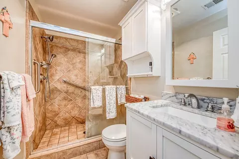 Bath - 4626 N Arrow Ridge Way, Clovis, CA 93619 photo 1 of 4
