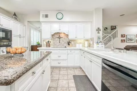 Kitchen - 4626 N Arrow Ridge Way, Clovis, CA 93619 photo 6 of 9