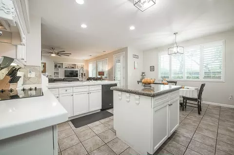Kitchen - 4626 N Arrow Ridge Way, Clovis, CA 93619 photo 8 of 9