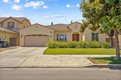 2403 W Robin Ave, Visalia, CA 93291