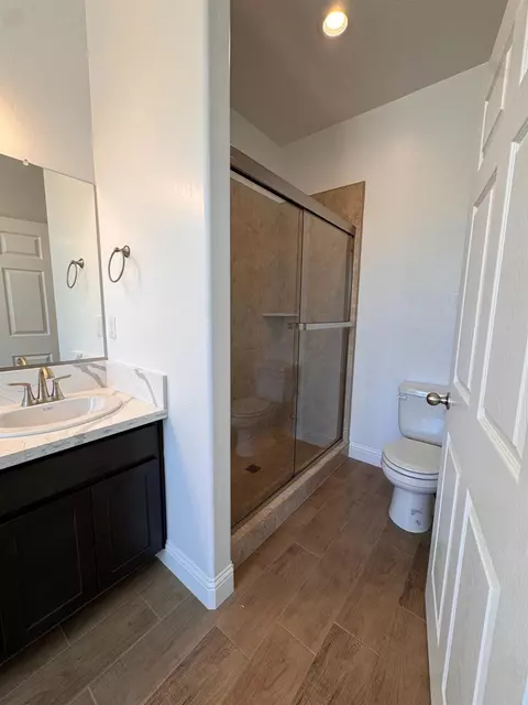 Bath - 454 W Windsor, Clovis, CA 93612 photo 2 of 4