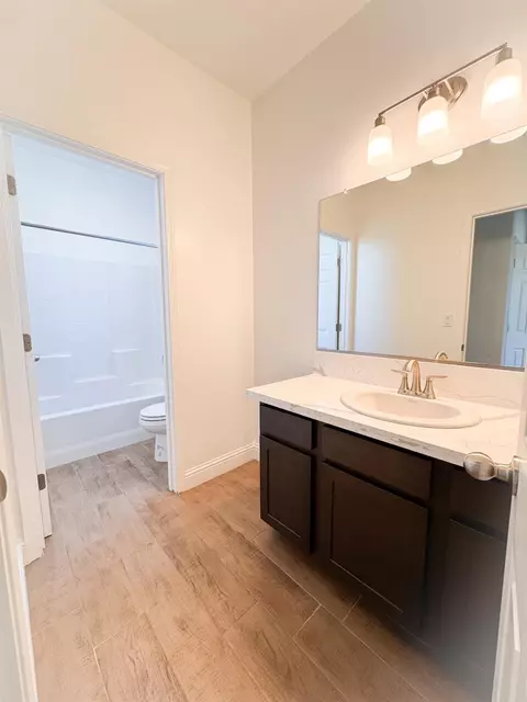 Bath - 454 W Windsor, Clovis, CA 93612 photo 3 of 4