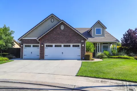 2981 Sierra Madre Ave, Clovis, CA 93611