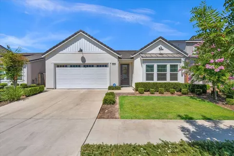 2062 N Osmun Ave, Clovis, CA 93619