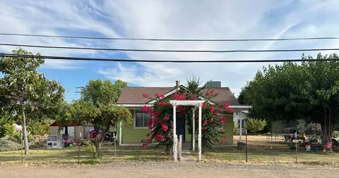 102 S Palm St S, Woodlake, CA 93286