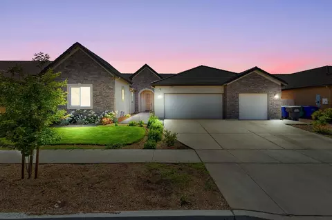 2421 N Cabrenet Pl, Hanford, CA 93230