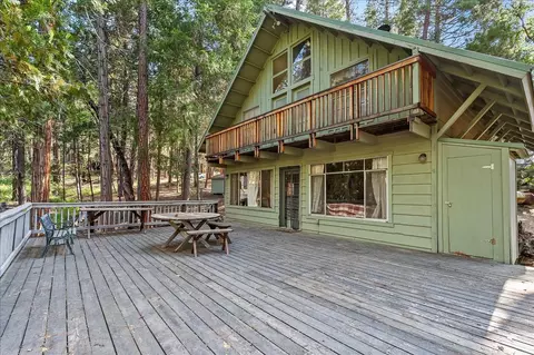8028 Woodpecker Way, Wawona, CA 95389