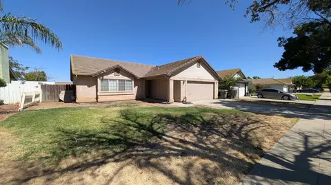 1355 Colombard Dr, Madera, CA 93637