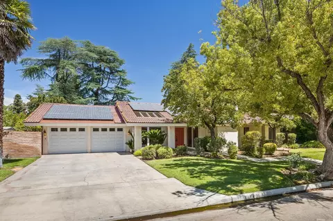 2696 W Robinwood Ln, Fresno, CA 93711