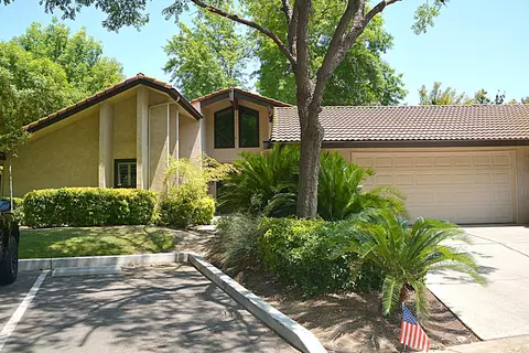 5582 N El Adobe Dr, Fresno, CA 93711