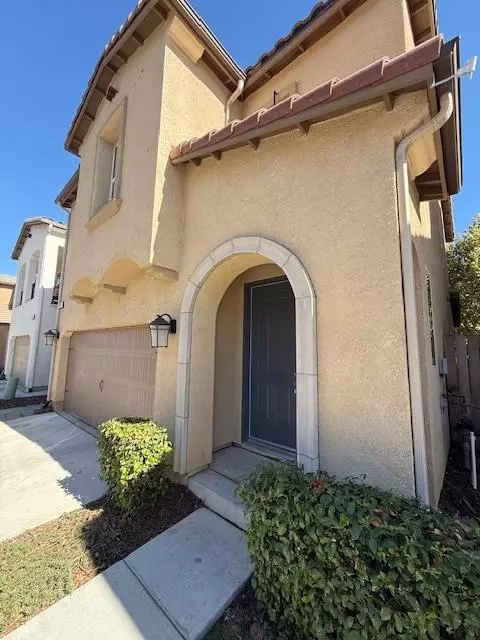6303 E Creek View Ln, Fresno, CA 93727