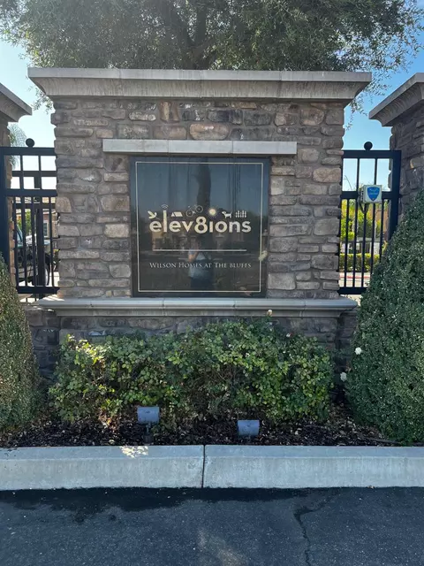 7037 N Creative Dr, Fresno, CA 93711