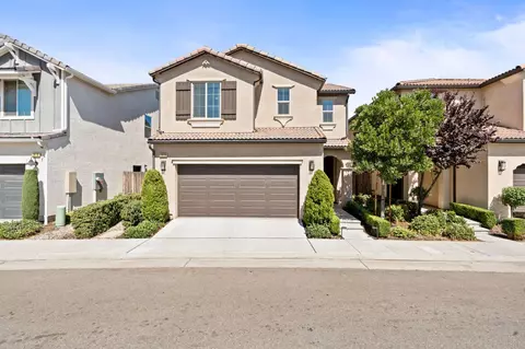 2870 N Sophie Dr, Fresno, CA 93727