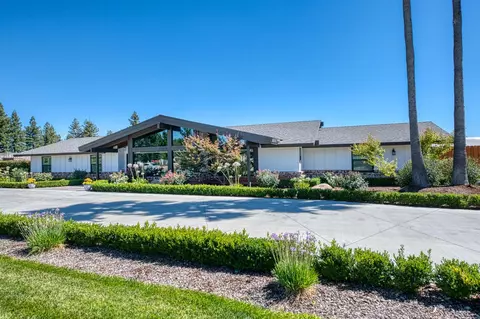 8639 E Los Altos Ave, Clovis, CA 93619