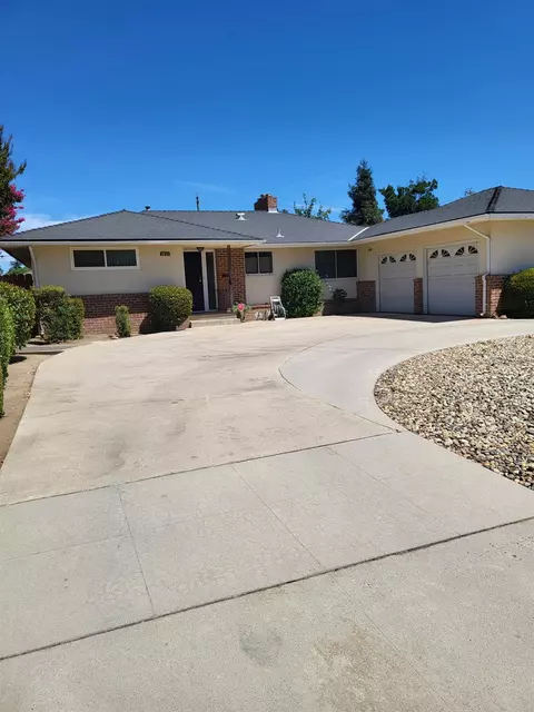 2957 E Saginaw Way, Fresno, CA 93726